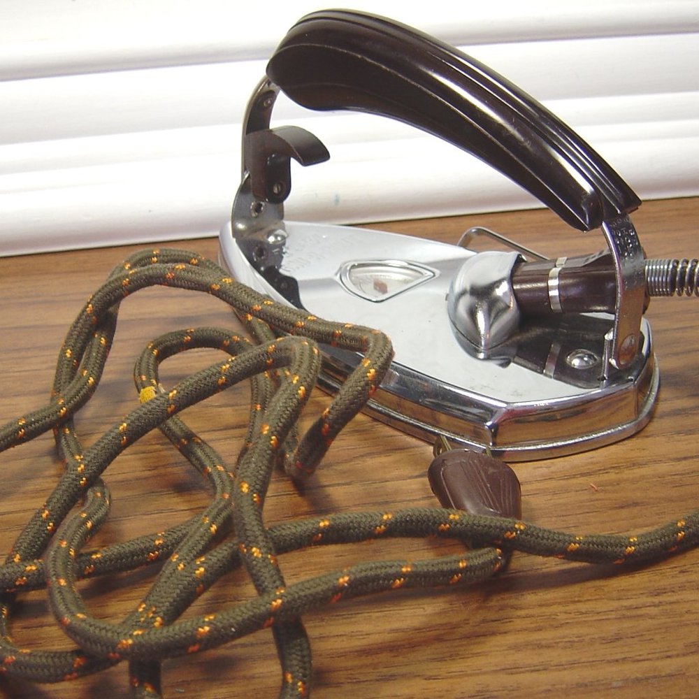 Vintage Knapp Monarch KM Gad-A-Bout travel iron-folding handle